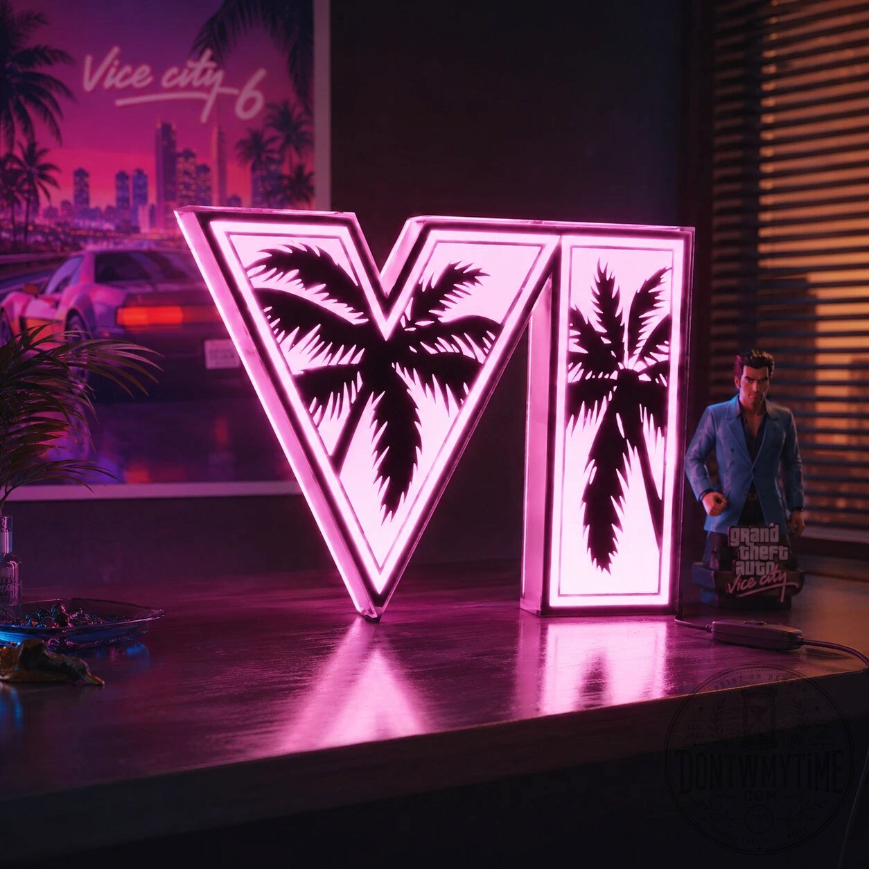 GTA VI Creator Lamp illuminata di rosa, con palme nere e forma VI, su una scrivania